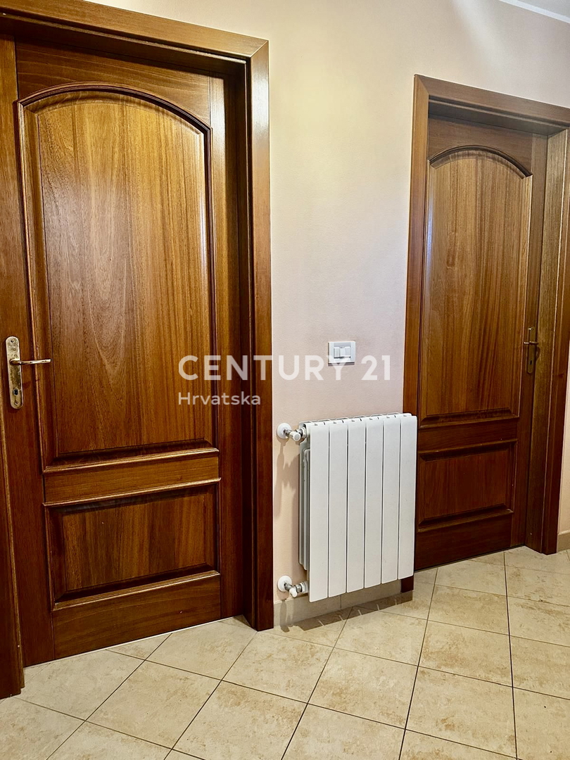 POREČ, POPOLNOMA OPREMLJENO IN TAKOJ ZASELJIVO STANOVANJE LE 400 METROV OD PLAŽE