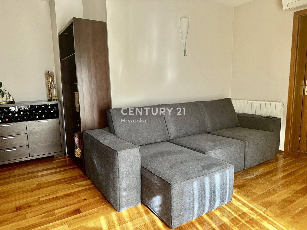 POREČ, POPOLNOMA OPREMLJENO IN TAKOJ ZASELJIVO STANOVANJE LE 400 METROV OD PLAŽE