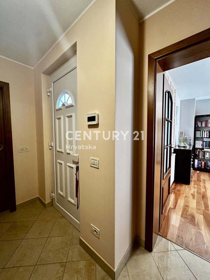 POREČ, POPOLNOMA OPREMLJENO IN TAKOJ ZASELJIVO STANOVANJE LE 400 METROV OD PLAŽE