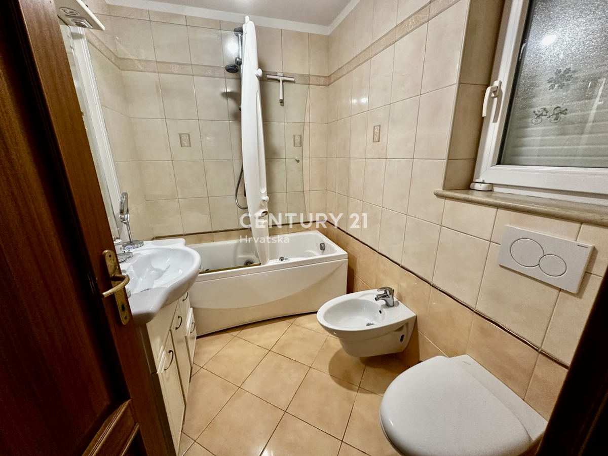 POREČ, POPOLNOMA OPREMLJENO IN TAKOJ ZASELJIVO STANOVANJE LE 400 METROV OD PLAŽE