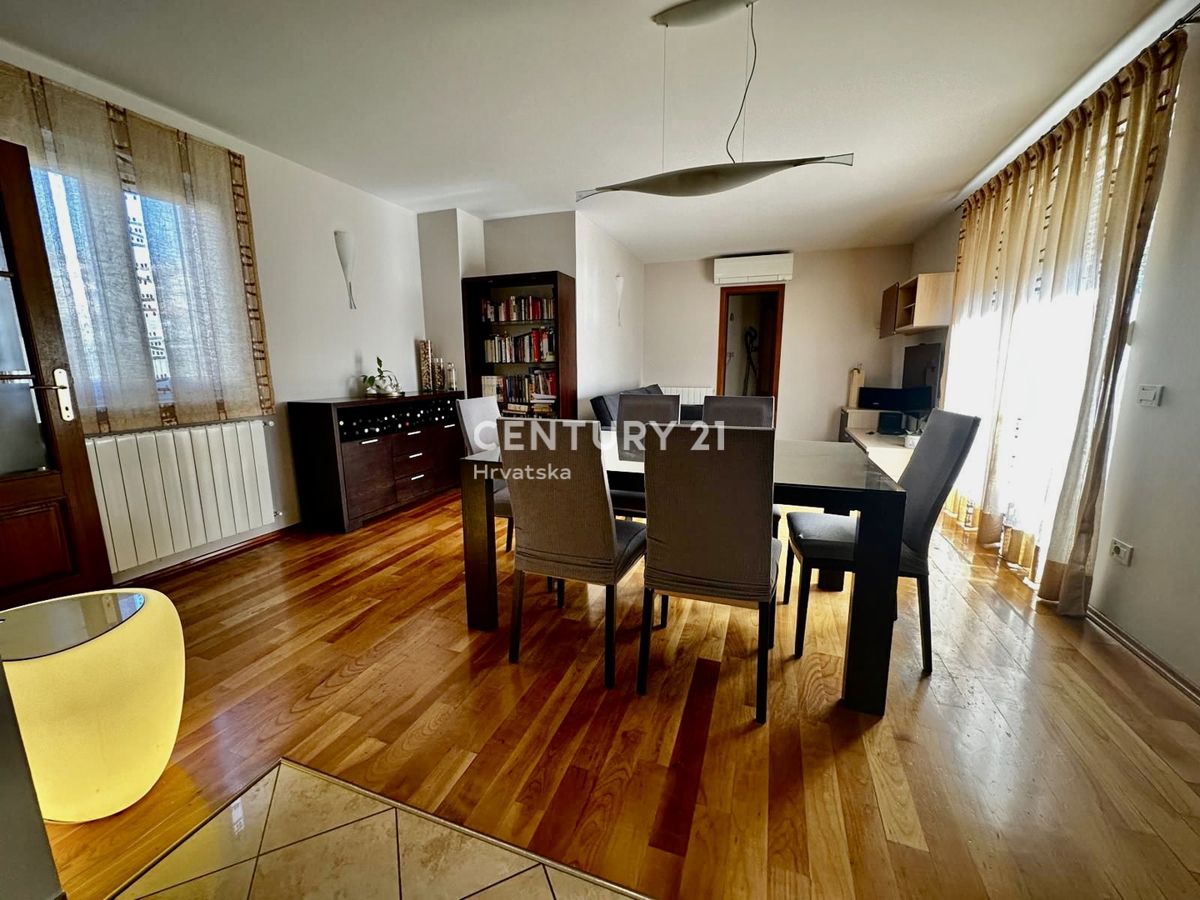 POREČ, POPOLNOMA OPREMLJENO IN TAKOJ ZASELJIVO STANOVANJE LE 400 METROV OD PLAŽE