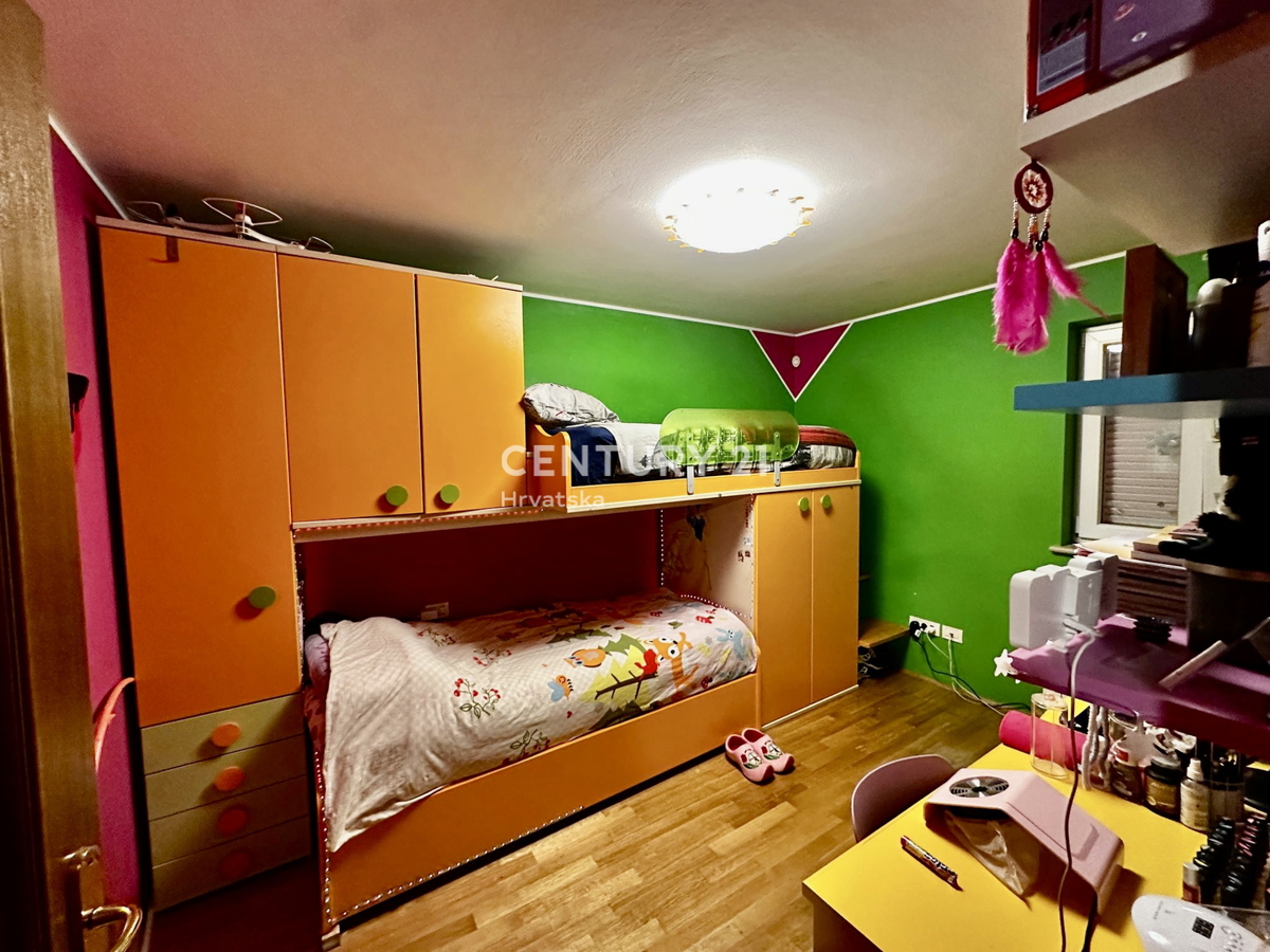 POREČ, POPOLNOMA OPREMLJENO IN TAKOJ ZASELJIVO STANOVANJE LE 400 METROV OD PLAŽE