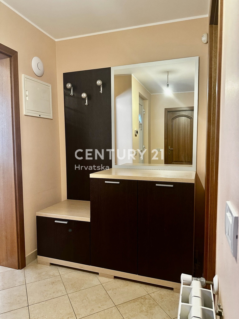 POREČ, POPOLNOMA OPREMLJENO IN TAKOJ ZASELJIVO STANOVANJE LE 400 METROV OD PLAŽE