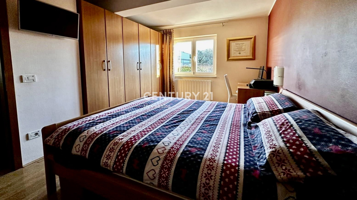 POREČ, POPOLNOMA OPREMLJENO IN TAKOJ ZASELJIVO STANOVANJE LE 400 METROV OD PLAŽE