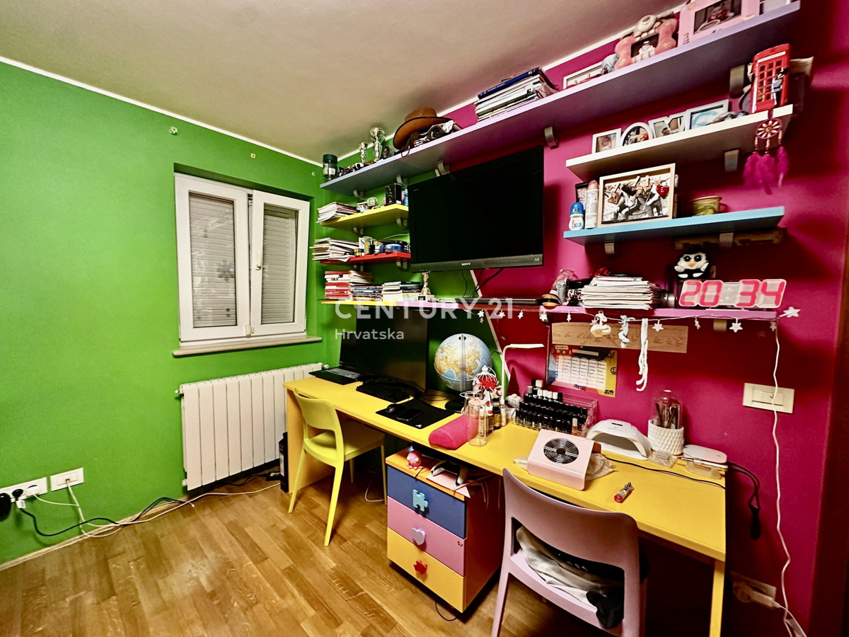 POREČ, POPOLNOMA OPREMLJENO IN TAKOJ ZASELJIVO STANOVANJE LE 400 METROV OD PLAŽE