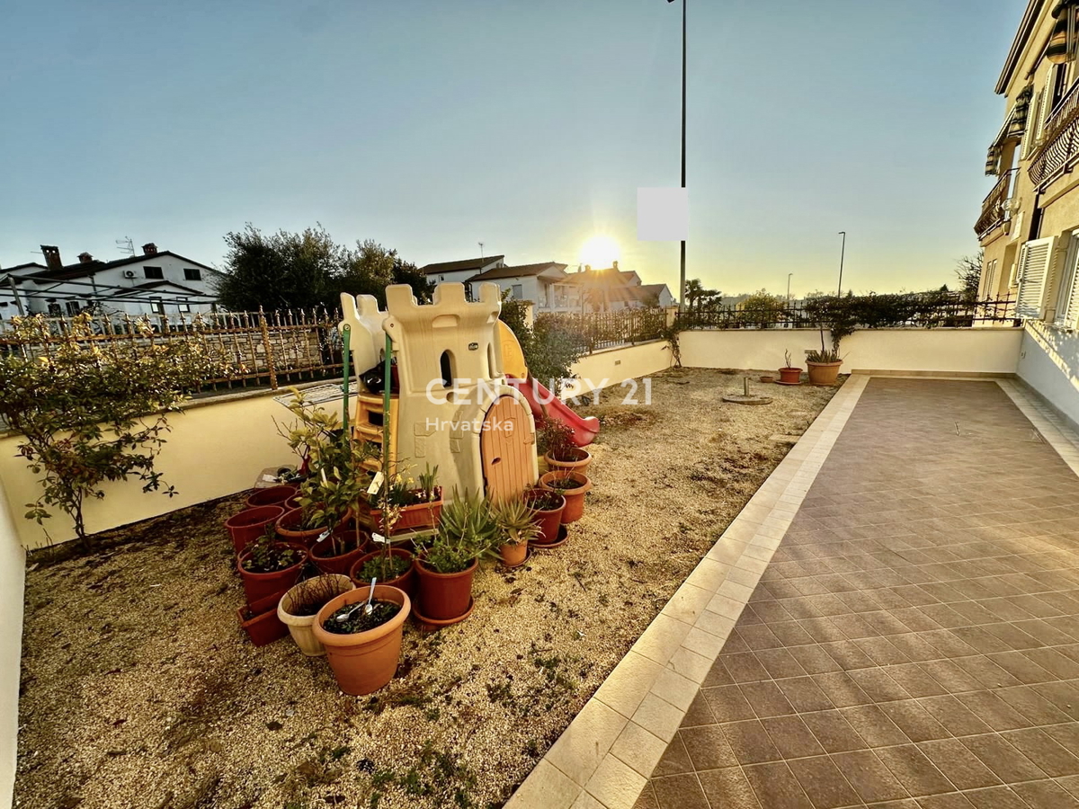 POREČ, POPOLNOMA OPREMLJENO IN TAKOJ ZASELJIVO STANOVANJE LE 400 METROV OD PLAŽE