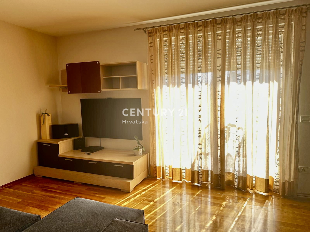 POREČ, POPOLNOMA OPREMLJENO IN TAKOJ ZASELJIVO STANOVANJE LE 400 METROV OD PLAŽE