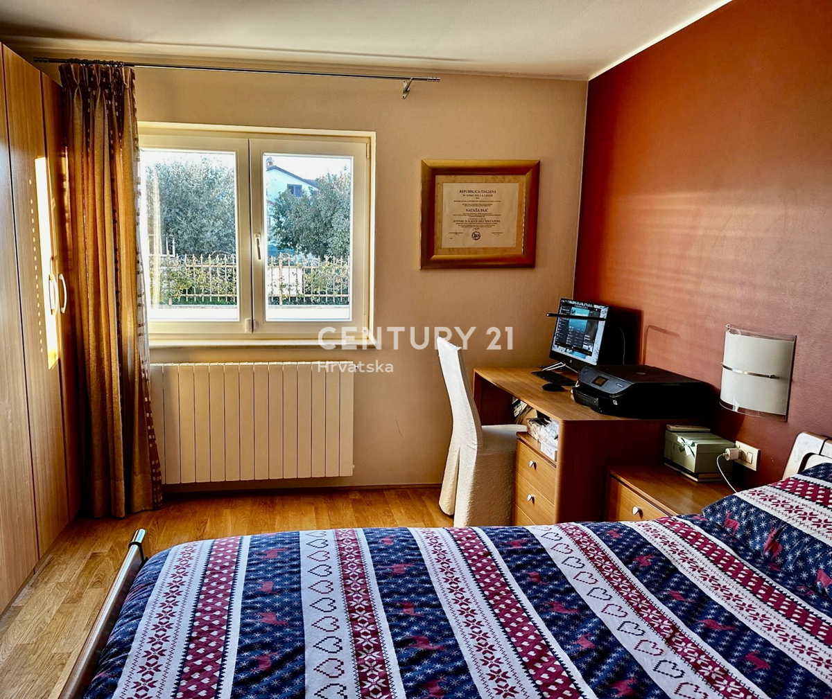 POREČ, POPOLNOMA OPREMLJENO IN TAKOJ ZASELJIVO STANOVANJE LE 400 METROV OD PLAŽE