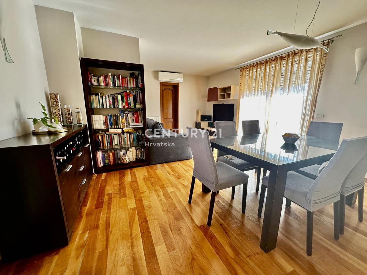 POREČ, POPOLNOMA OPREMLJENO IN TAKOJ ZASELJIVO STANOVANJE LE 400 METROV OD PLAŽE