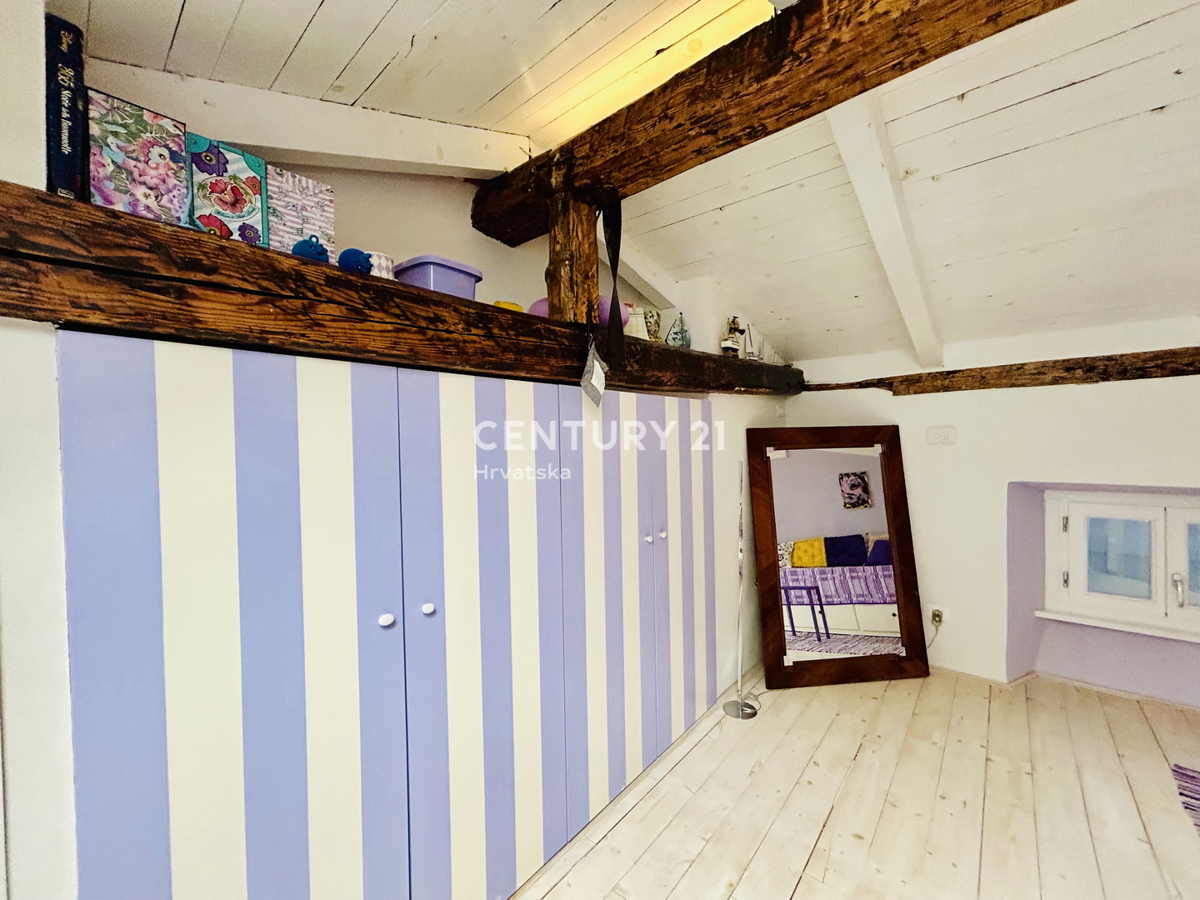 NOVIGRAD, OKOLICA, HIŠA PRVI VRSTI OB MORJU