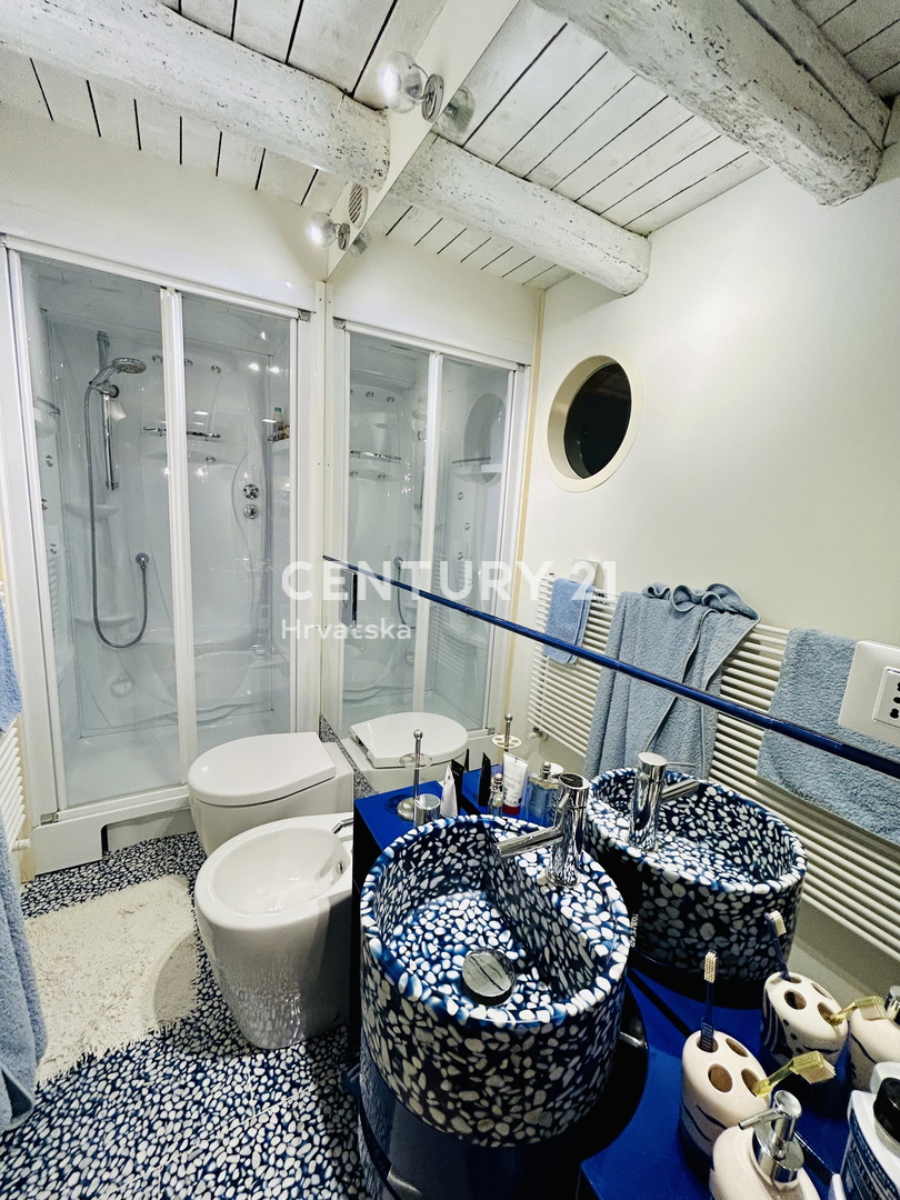 NOVIGRAD, OKOLICA, HIŠA PRVI VRSTI OB MORJU