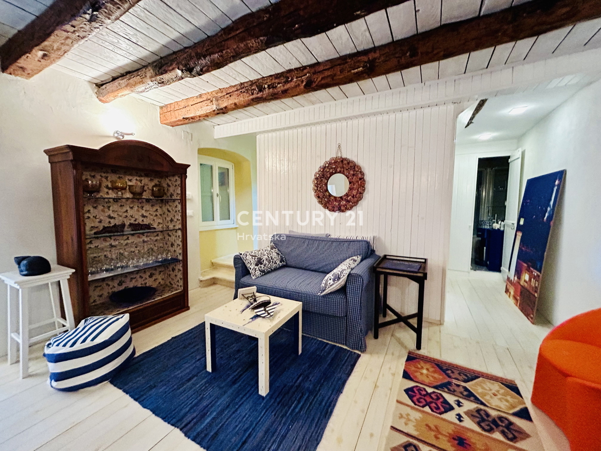 NOVIGRAD, OKOLICA, HIŠA PRVI VRSTI OB MORJU