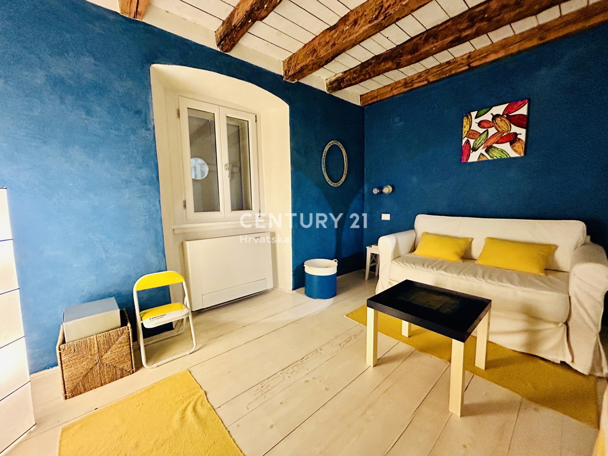 NOVIGRAD, OKOLICA, HIŠA PRVI VRSTI OB MORJU