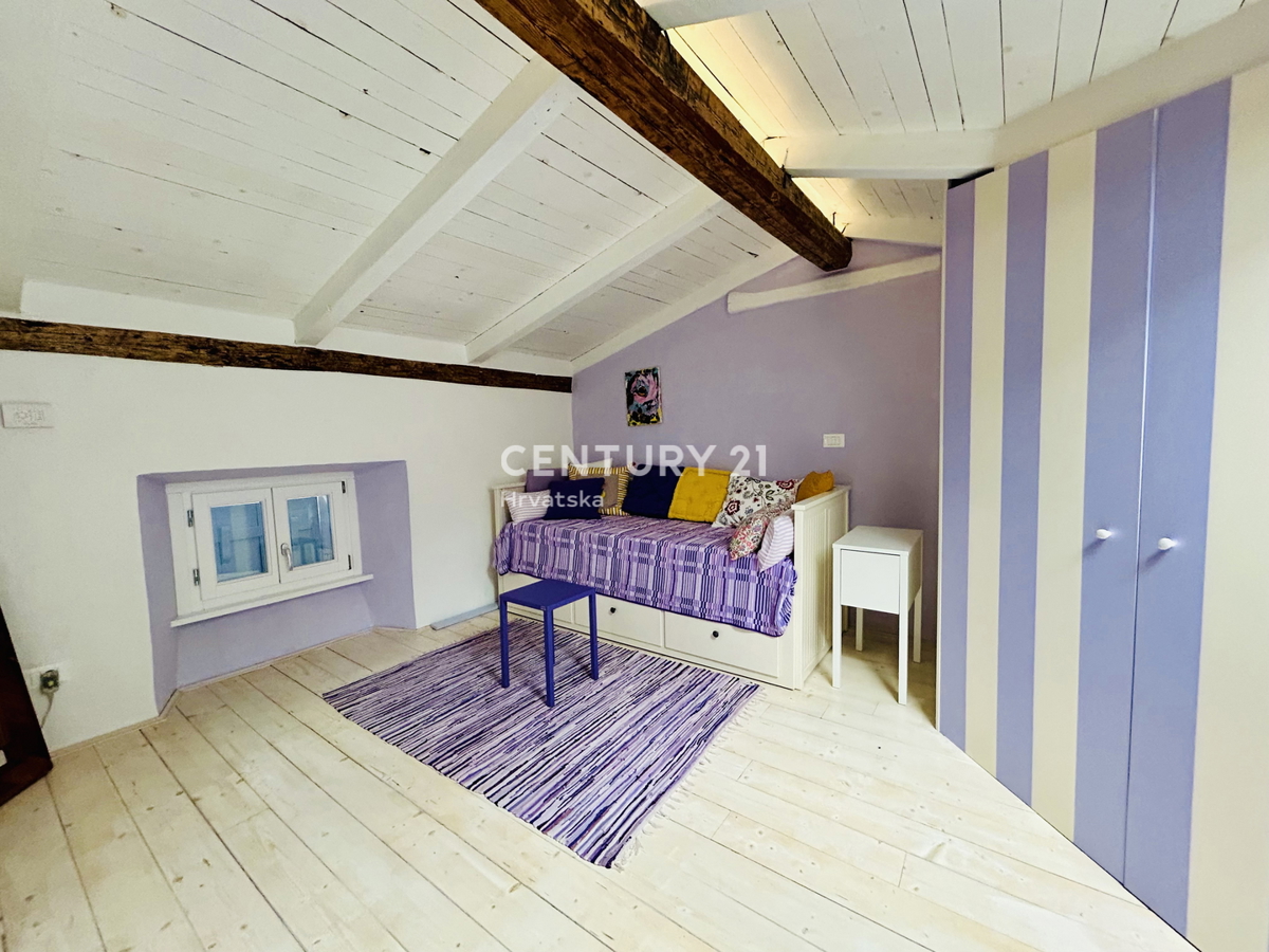 NOVIGRAD, OKOLICA, HIŠA PRVI VRSTI OB MORJU