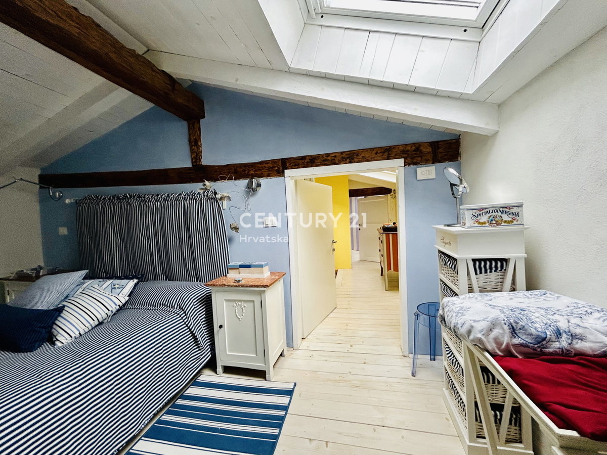 NOVIGRAD, OKOLICA, HIŠA PRVI VRSTI OB MORJU