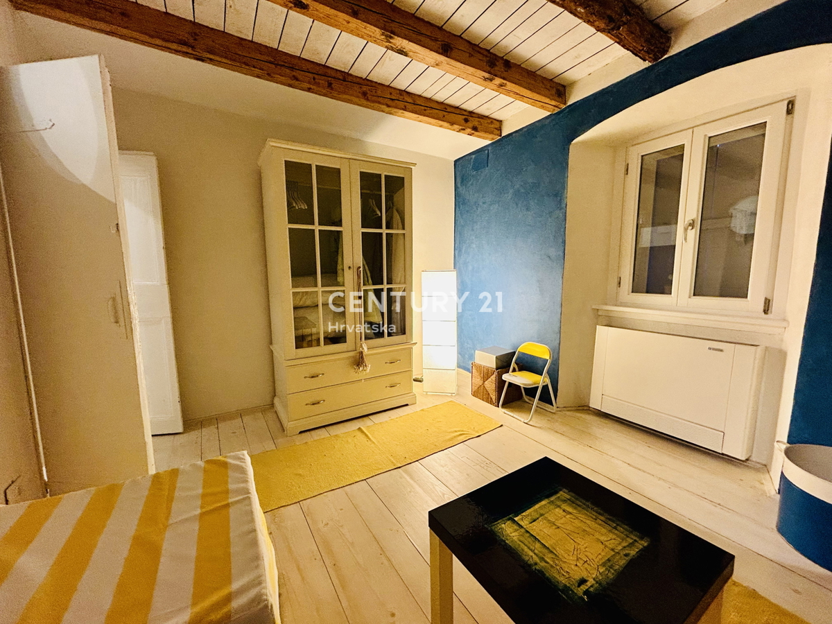 NOVIGRAD, OKOLICA, HIŠA PRVI VRSTI OB MORJU