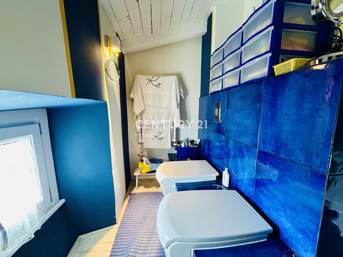 NOVIGRAD, OKOLICA, HIŠA PRVI VRSTI OB MORJU