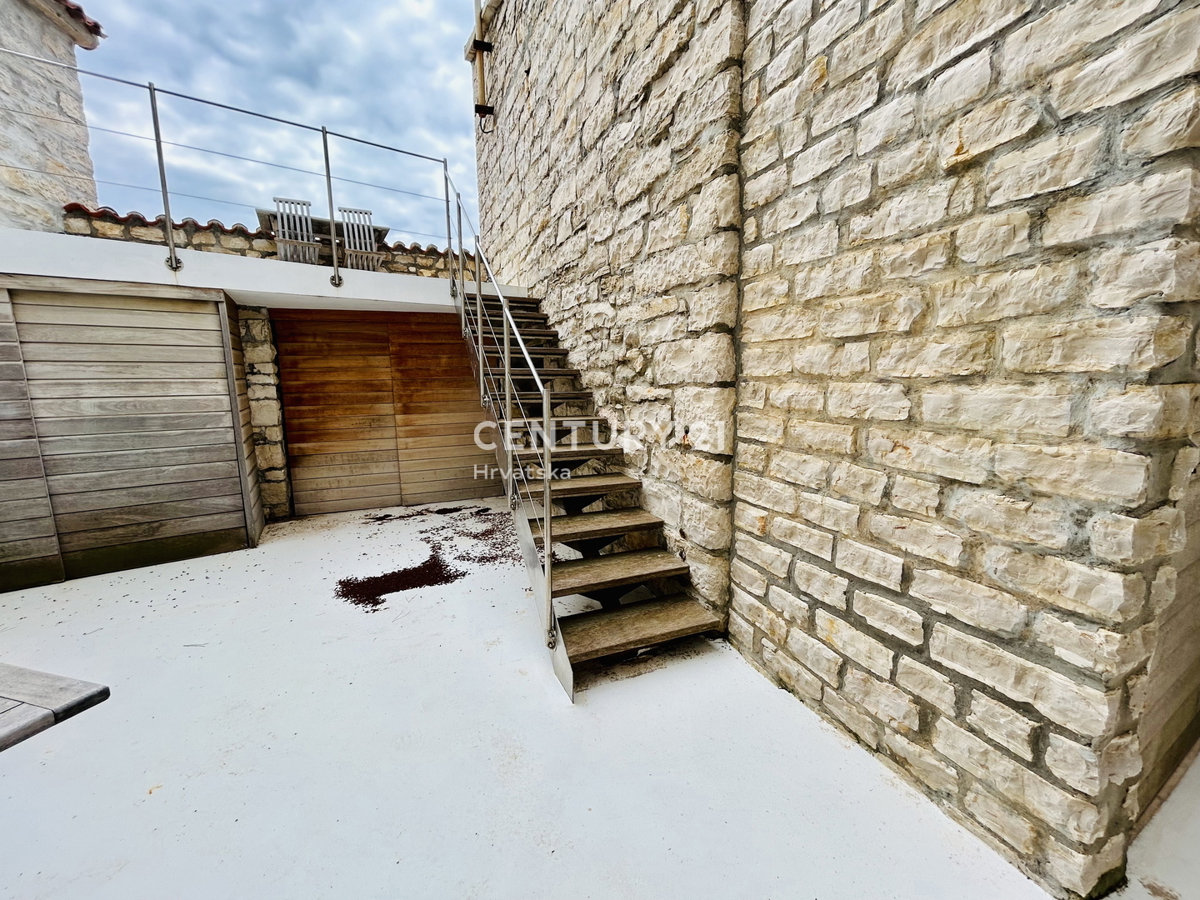 NOVIGRAD, OKOLICA, HIŠA PRVI VRSTI OB MORJU