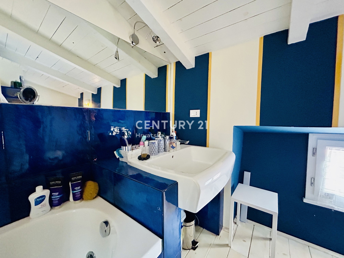 NOVIGRAD, OKOLICA, HIŠA PRVI VRSTI OB MORJU