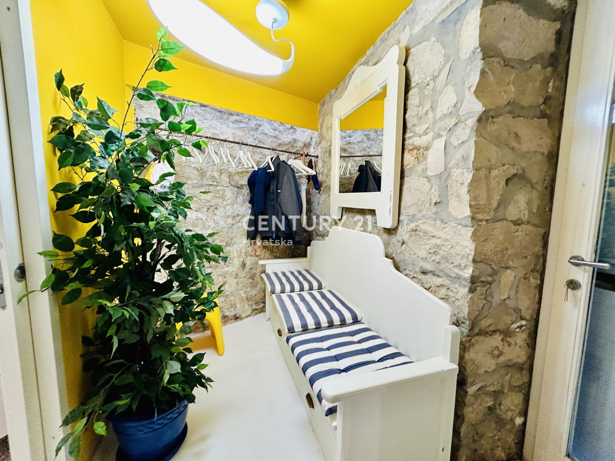 NOVIGRAD, OKOLICA, HIŠA PRVI VRSTI OB MORJU