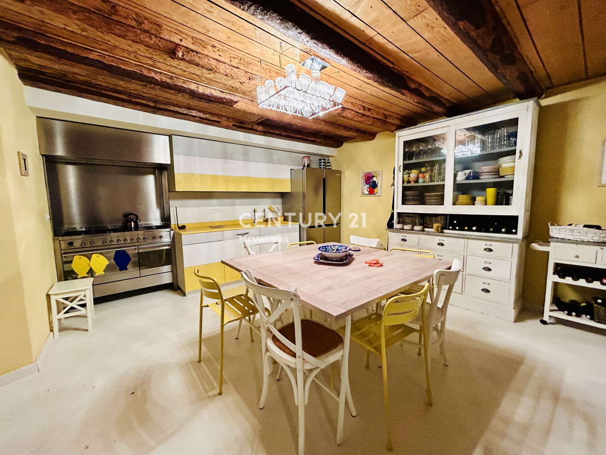 NOVIGRAD, OKOLICA, HIŠA PRVI VRSTI OB MORJU