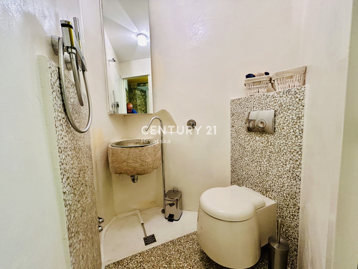 NOVIGRAD, OKOLICA, HIŠA PRVI VRSTI OB MORJU