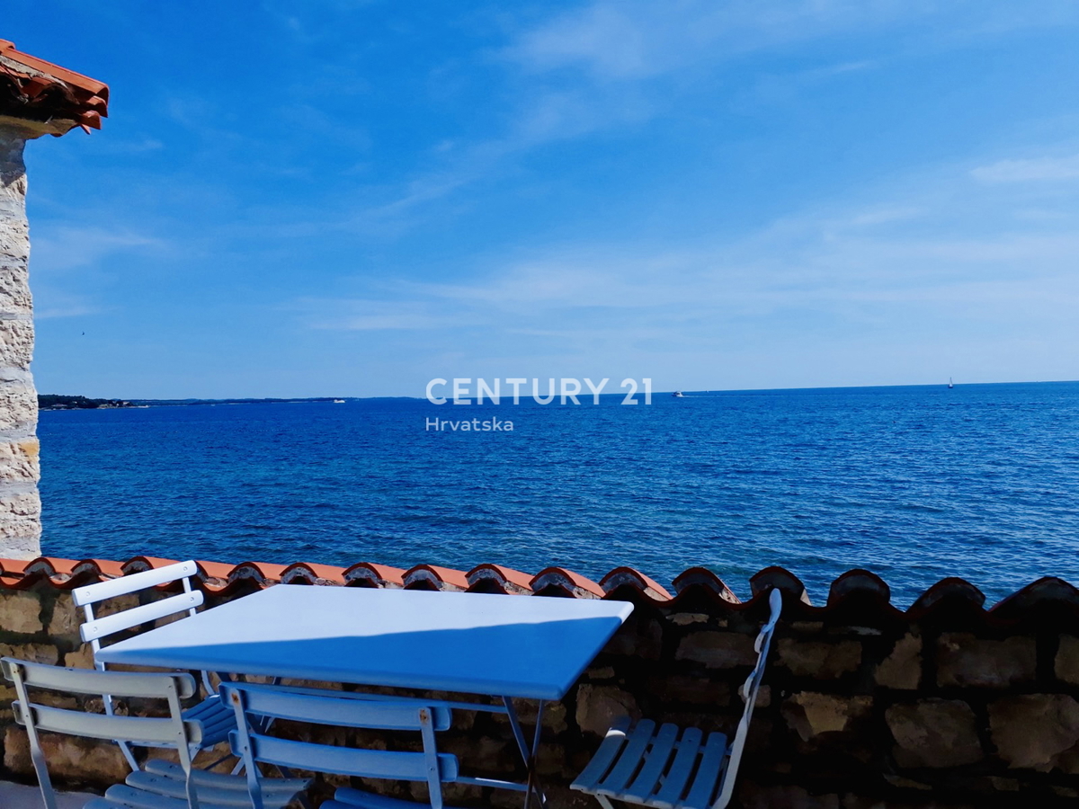 NOVIGRAD, OKOLICA, HIŠA PRVI VRSTI OB MORJU