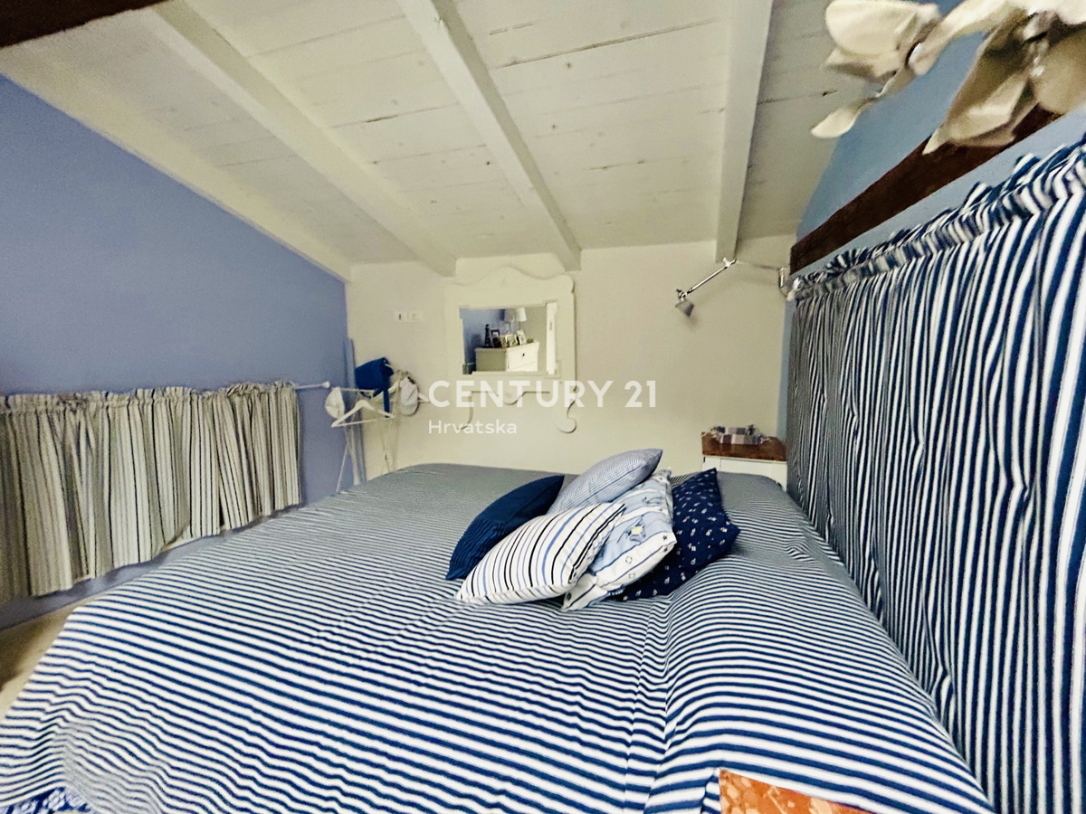 NOVIGRAD, OKOLICA, HIŠA PRVI VRSTI OB MORJU