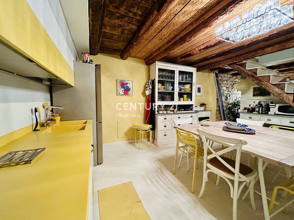 NOVIGRAD, OKOLICA, HIŠA PRVI VRSTI OB MORJU