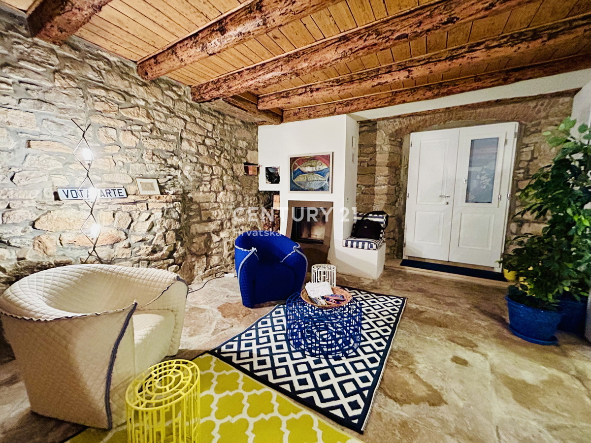 NOVIGRAD, OKOLICA, HIŠA PRVI VRSTI OB MORJU