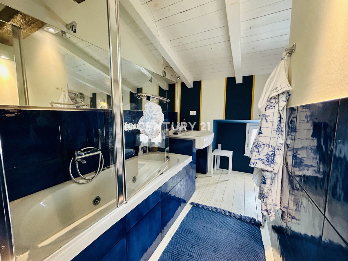 NOVIGRAD, OKOLICA, HIŠA PRVI VRSTI OB MORJU