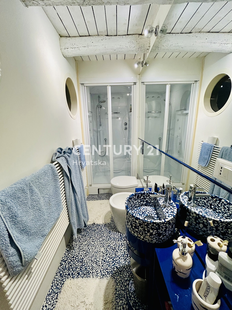 NOVIGRAD, OKOLICA, HIŠA PRVI VRSTI OB MORJU