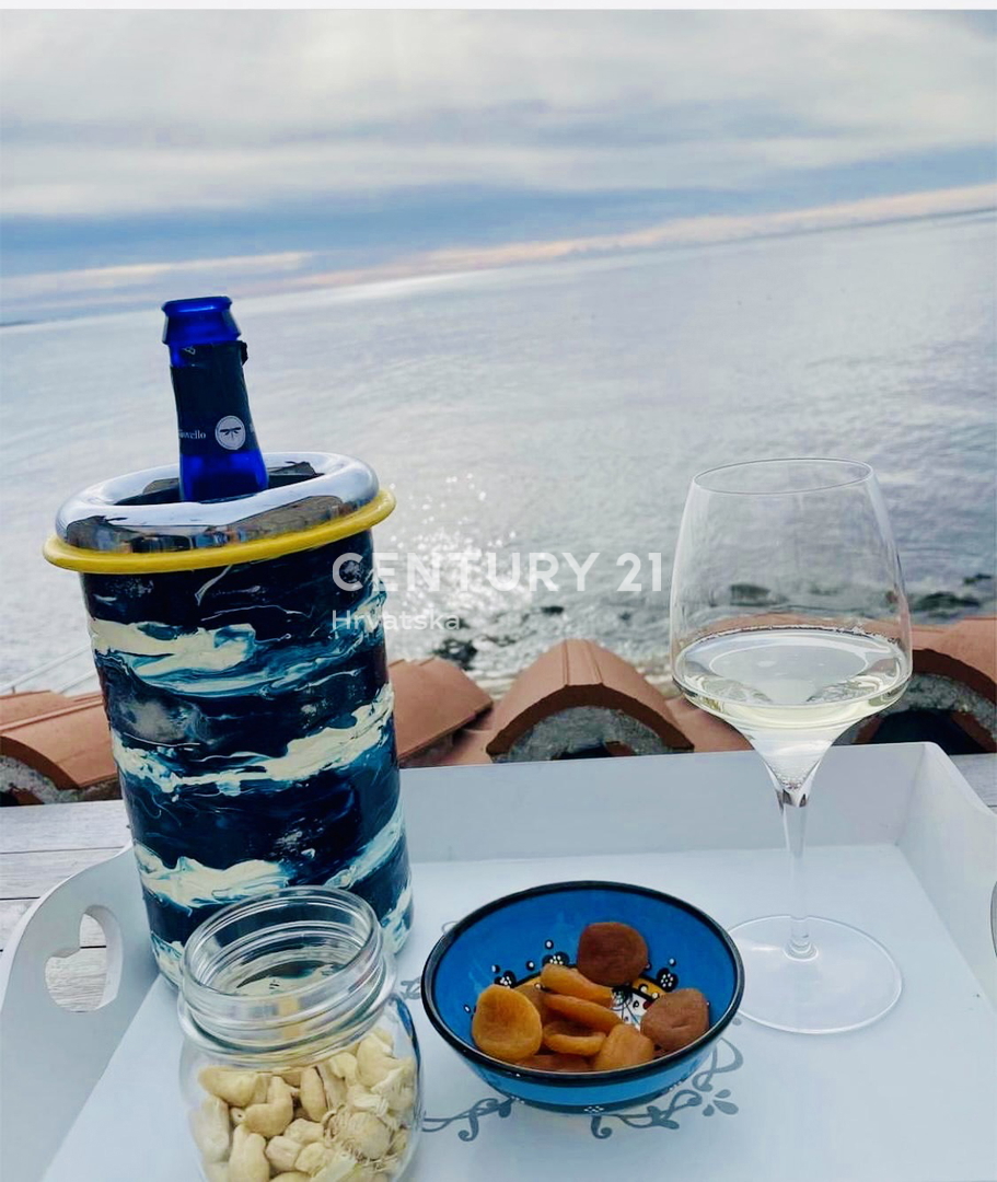 NOVIGRAD, OKOLICA, HIŠA PRVI VRSTI OB MORJU