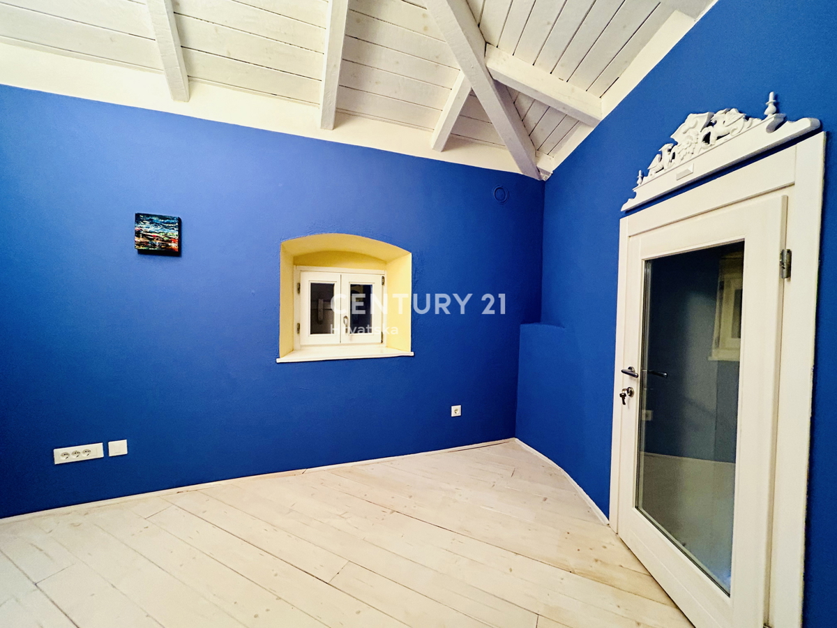 NOVIGRAD, OKOLICA, HIŠA PRVI VRSTI OB MORJU