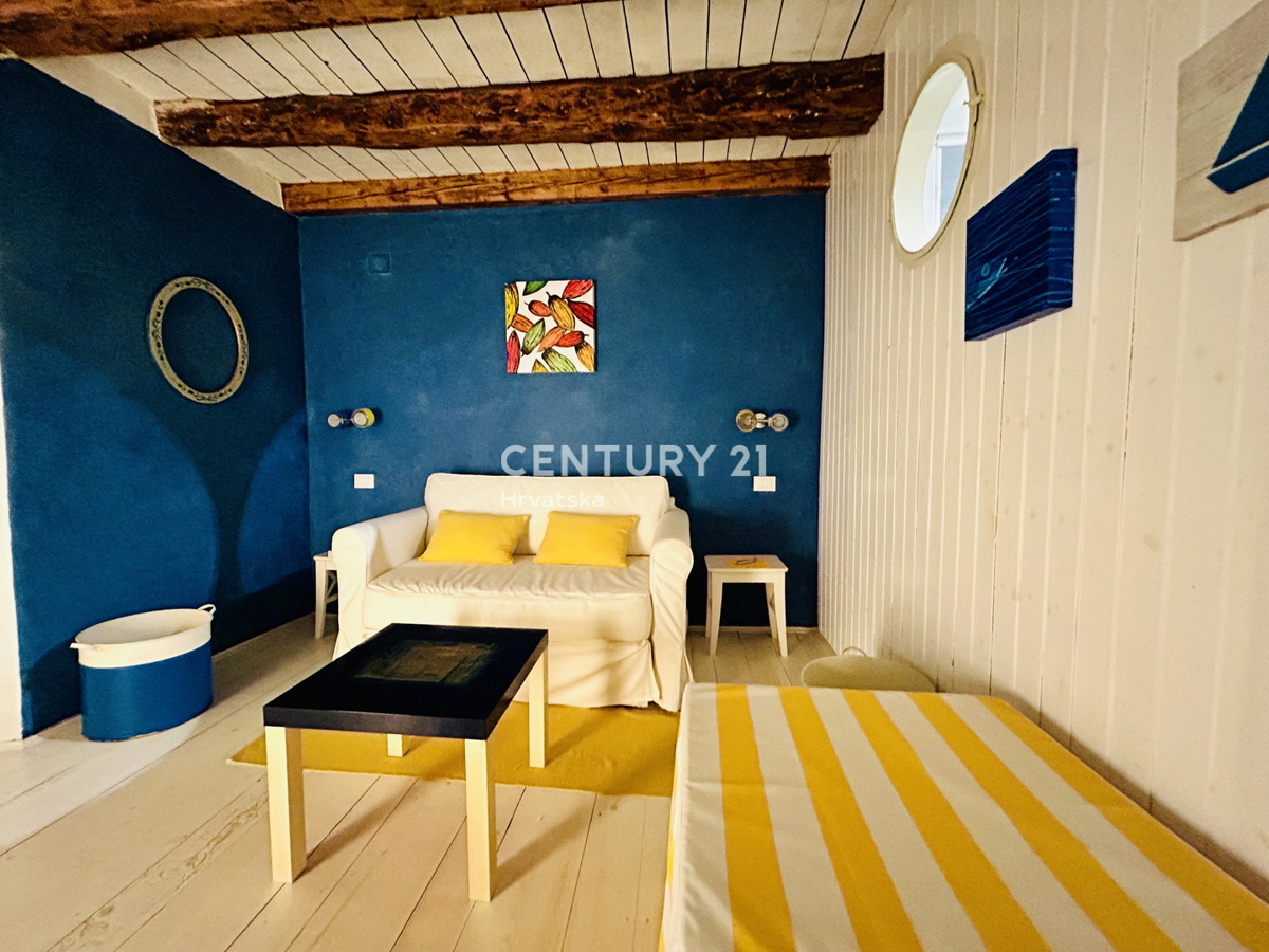 NOVIGRAD, OKOLICA, HIŠA PRVI VRSTI OB MORJU