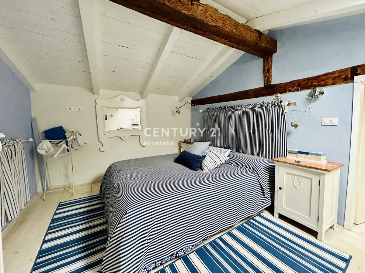 NOVIGRAD, OKOLICA, HIŠA PRVI VRSTI OB MORJU