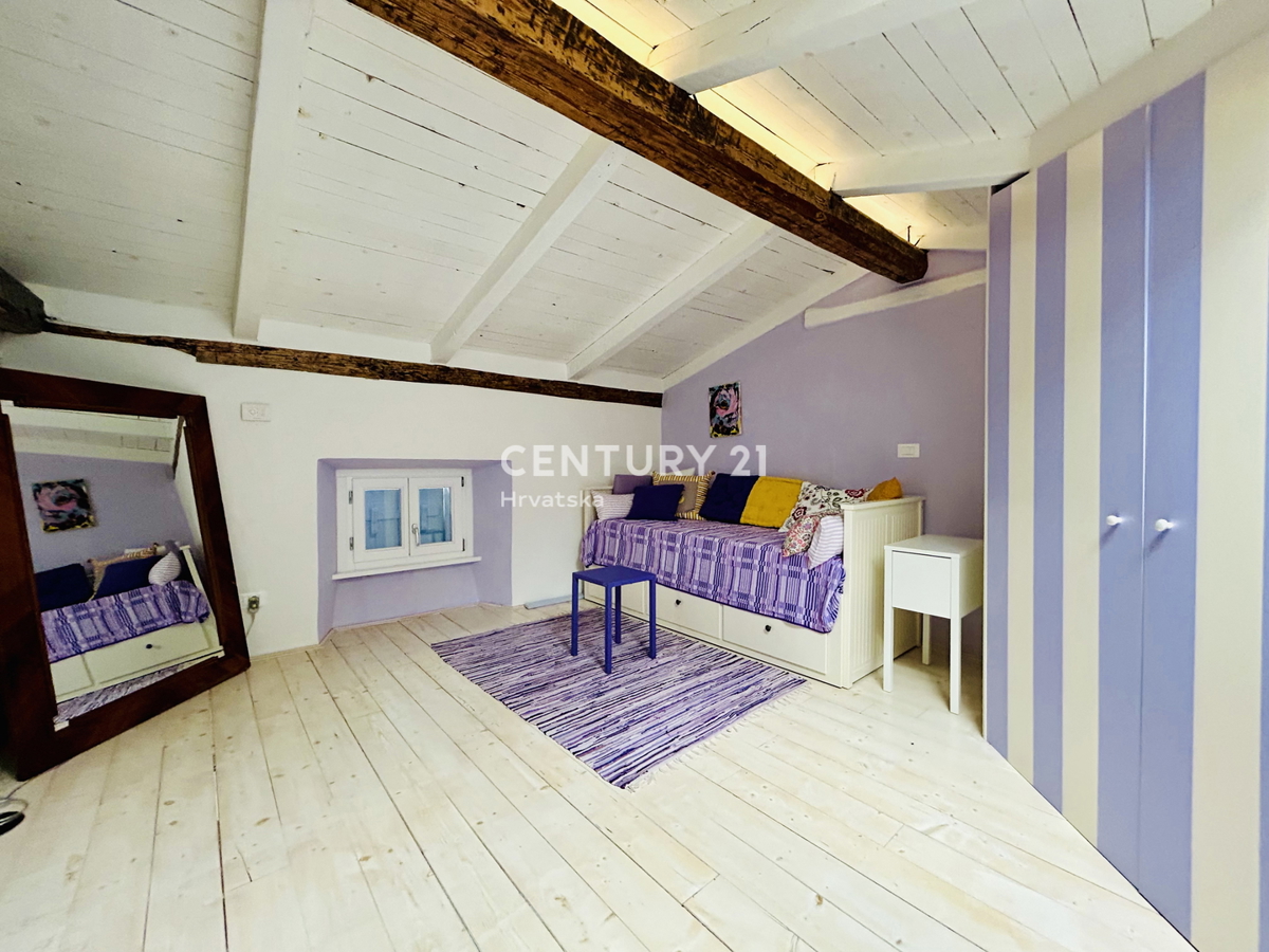 NOVIGRAD, OKOLICA, HIŠA PRVI VRSTI OB MORJU