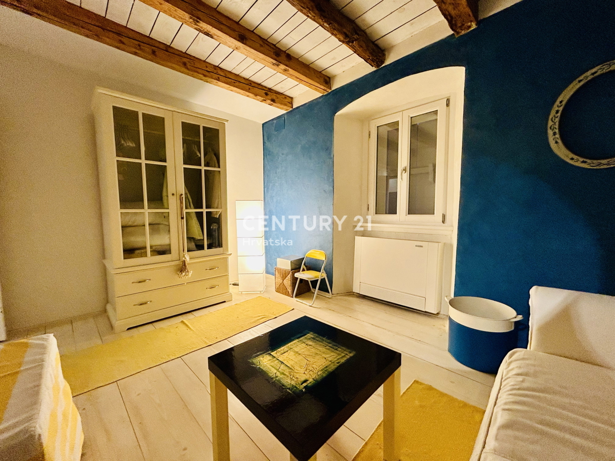 NOVIGRAD, OKOLICA, HIŠA PRVI VRSTI OB MORJU