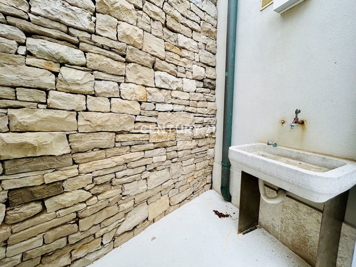 NOVIGRAD, OKOLICA, HIŠA PRVI VRSTI OB MORJU