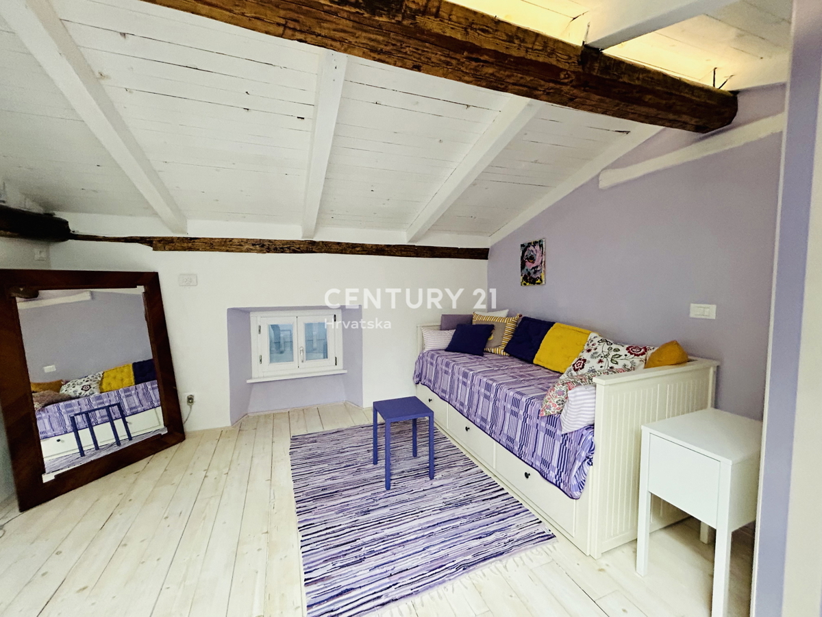 NOVIGRAD, OKOLICA, HIŠA PRVI VRSTI OB MORJU