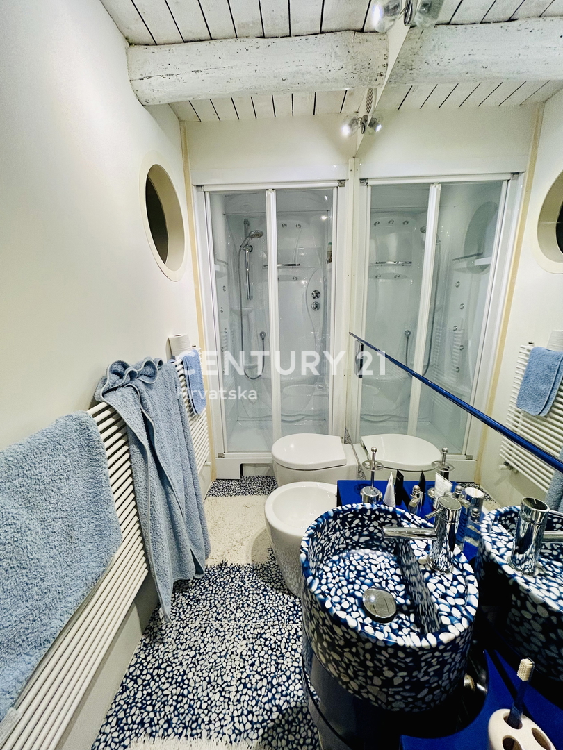 NOVIGRAD, OKOLICA, HIŠA PRVI VRSTI OB MORJU