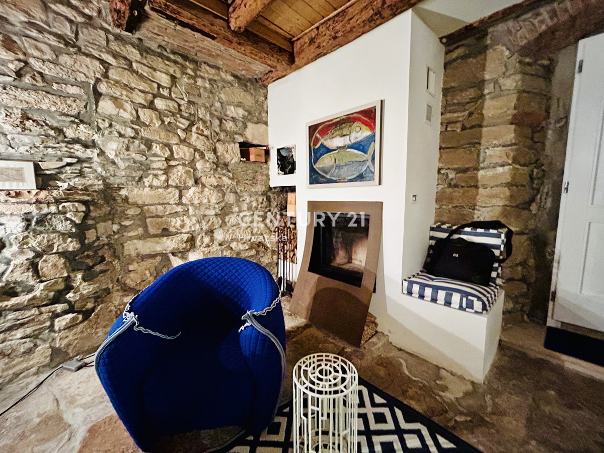 NOVIGRAD, OKOLICA, HIŠA PRVI VRSTI OB MORJU