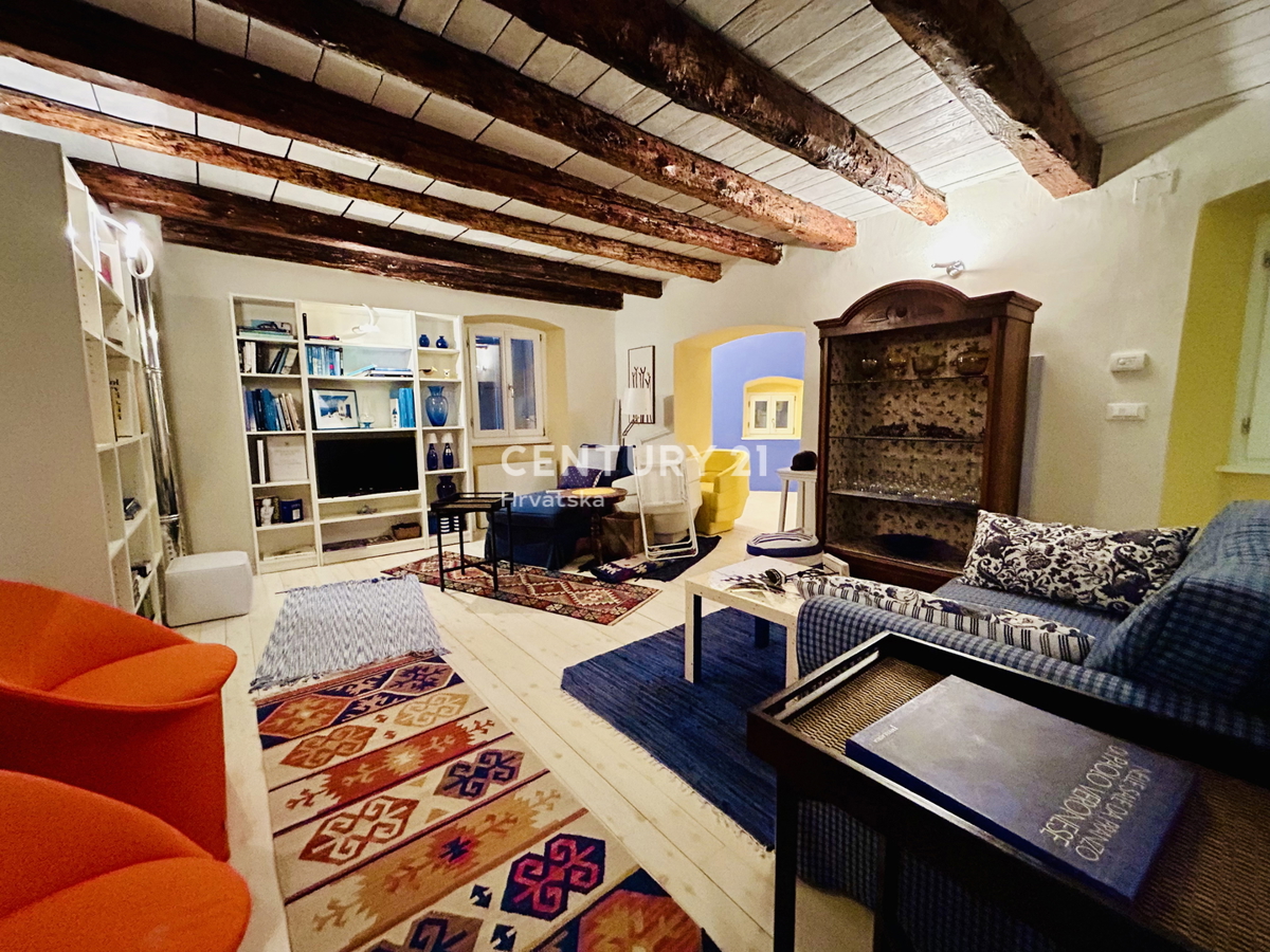 NOVIGRAD, OKOLICA, HIŠA PRVI VRSTI OB MORJU