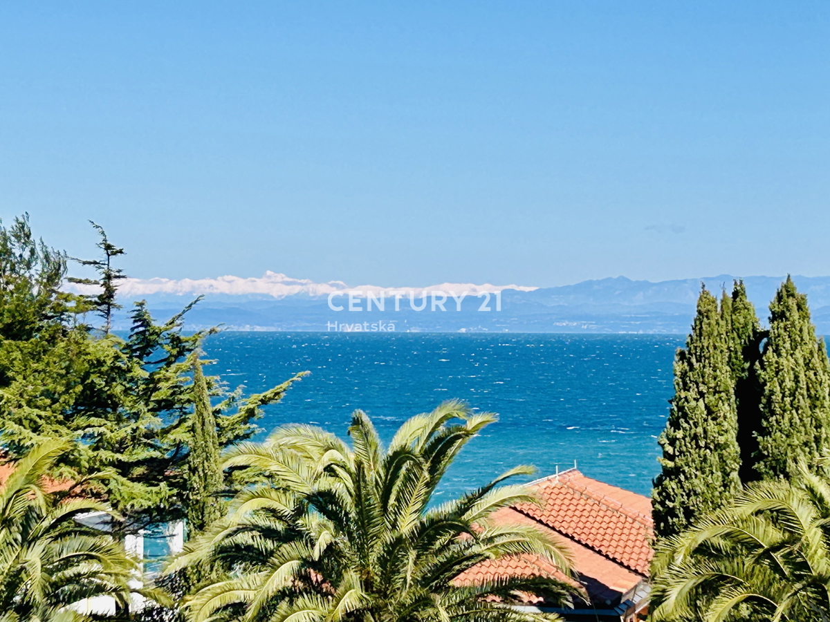 UMAG, CRVENI VRH, EKSKLUZIVNO PRI C21 AGENCIJI STAN S POGLEDOM NA MORJE