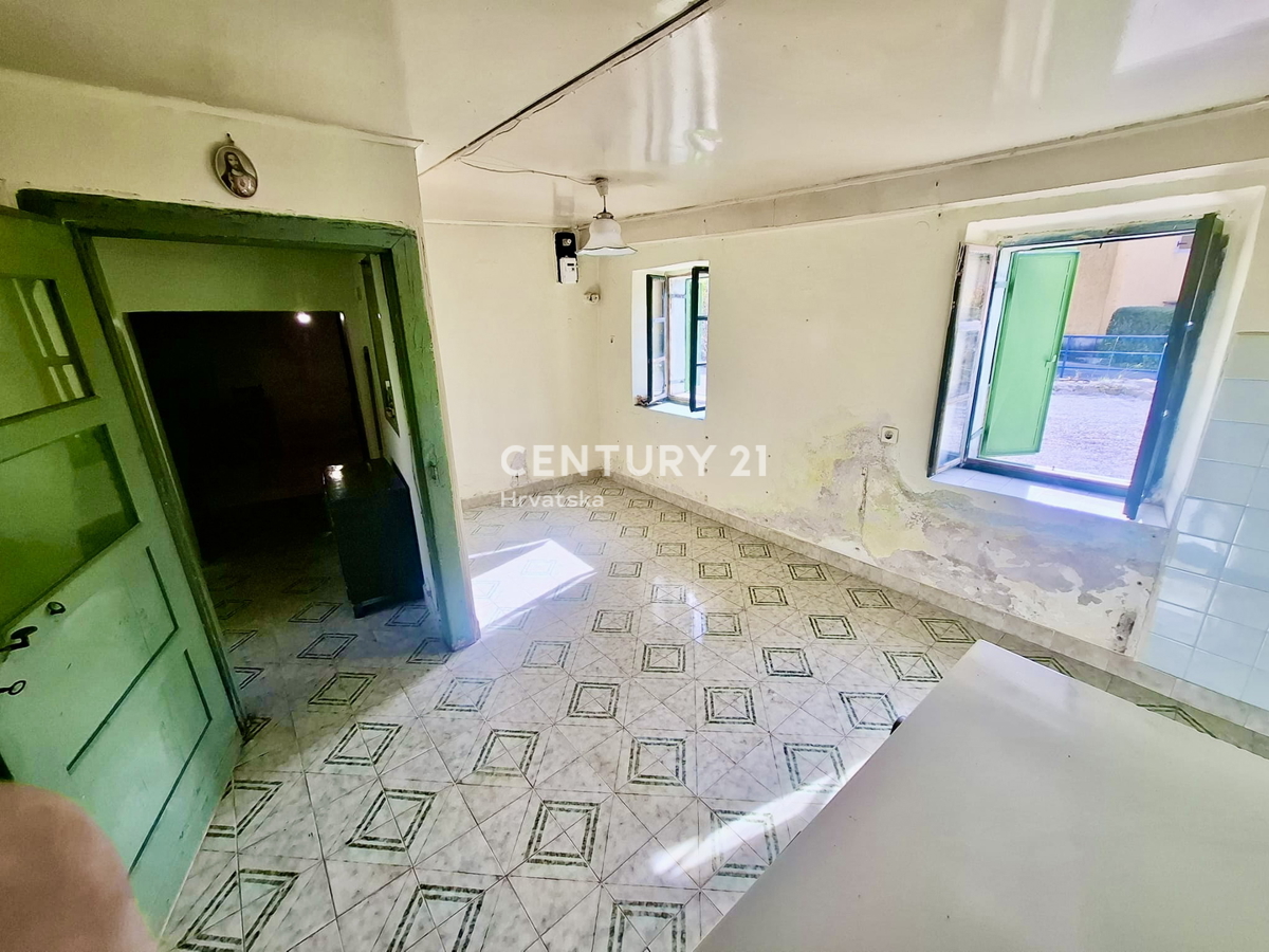 ĆIĆARIJA, BREST, ZANESLJIVA KAMNITA HIŠA OBKROŽENA Z NEDOTAKNJENO PRIRODO