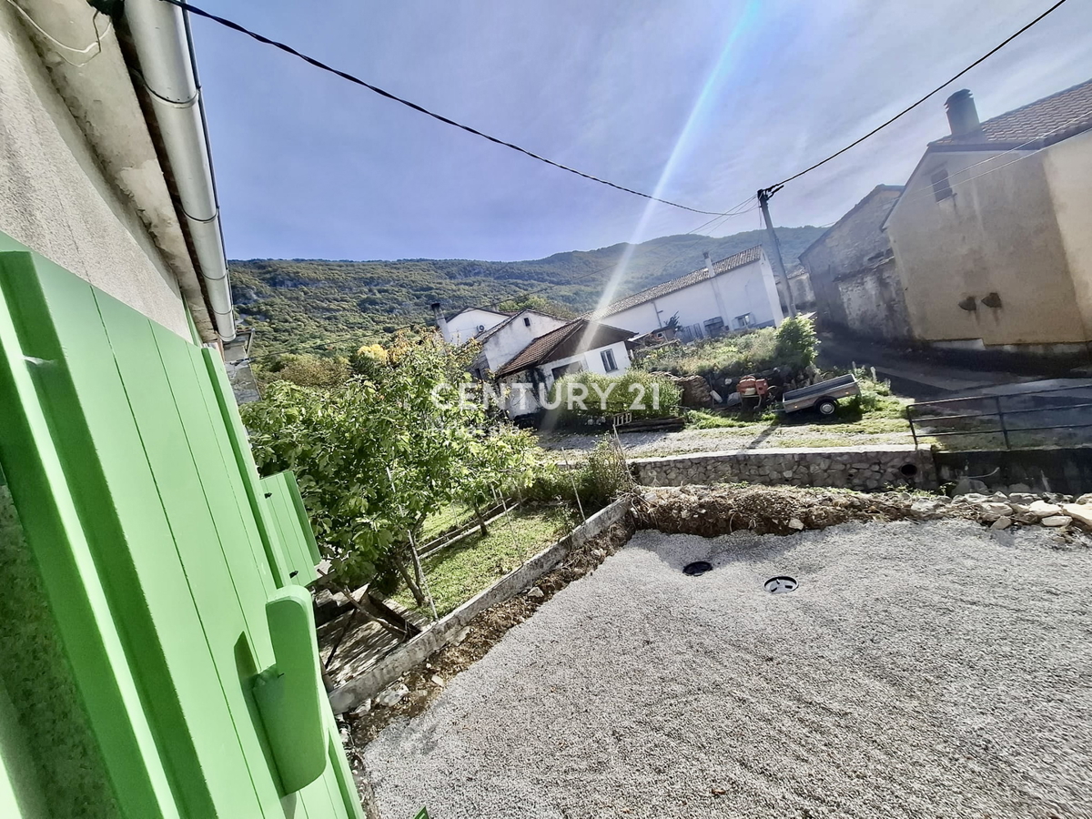 ĆIĆARIJA, BREST, ZANESLJIVA KAMNITA HIŠA OBKROŽENA Z NEDOTAKNJENO PRIRODO