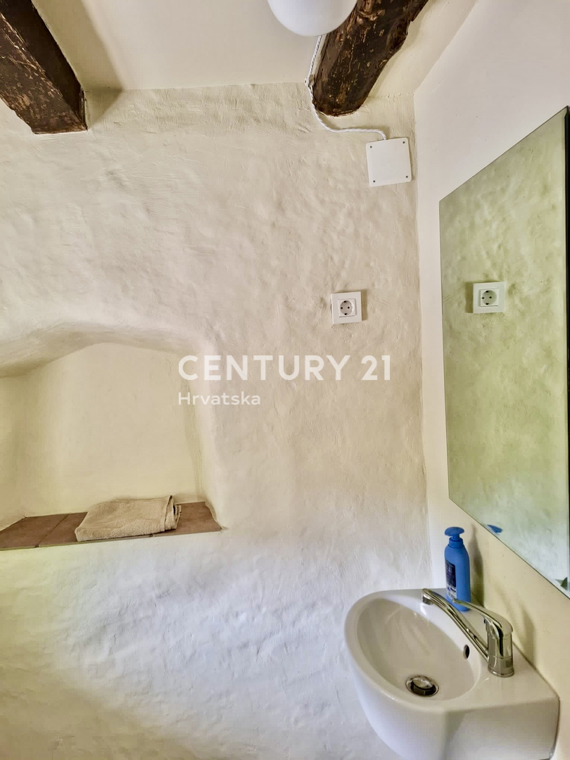 ĆIĆARIJA, BREST, ZANESLJIVA KAMNITA HIŠA OBKROŽENA Z NEDOTAKNJENO PRIRODO