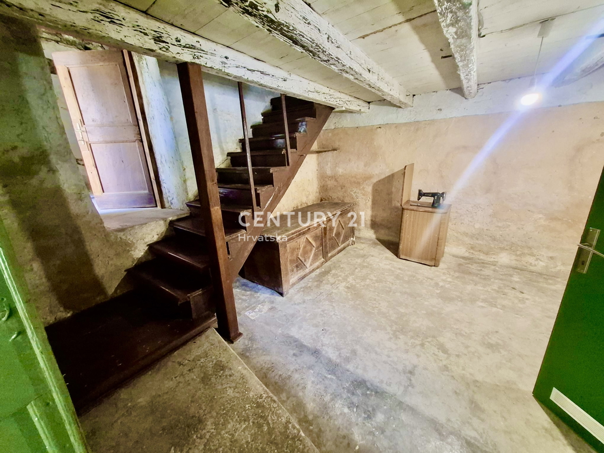 ĆIĆARIJA, BREST, ZANESLJIVA KAMNITA HIŠA OBKROŽENA Z NEDOTAKNJENO PRIRODO