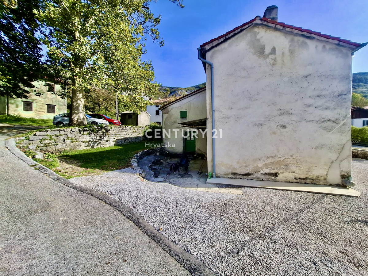 ĆIĆARIJA, BREST, ZANESLJIVA KAMNITA HIŠA OBKROŽENA Z NEDOTAKNJENO PRIRODO