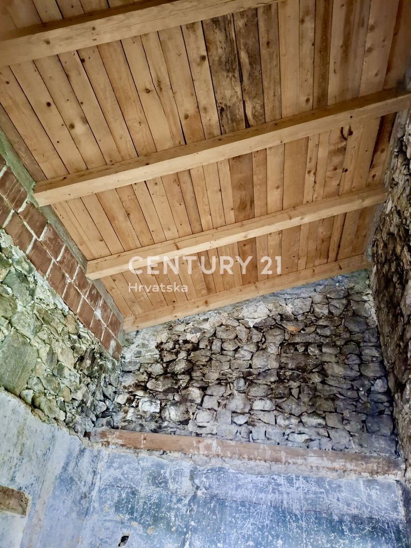 ĆIĆARIJA, BREST, ZANESLJIVA KAMNITA HIŠA OBKROŽENA Z NEDOTAKNJENO PRIRODO